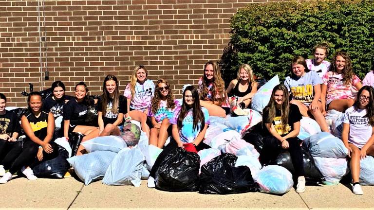 Cheerleaders gather 3,700 lbs of clothing during recent drive Cheerleaders gather 3,700 lbs of clothing during recent drive