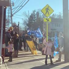 On Sunday, a pro-Trump crowd of a few dozen – including members of the Hudson River Valley and Pike County, Pa., “Loud Majority” groups – showed their support by having lunch at the Caffe a la Mode on Oakland Avenue in Warwick and rallying on the sidewalk outside.