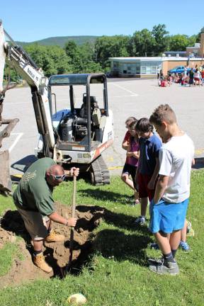 Marshall Hill School travels back in time Photos by Justina Addice It took some equipment and some manpower to dig the hole for the 2016 time capsule.