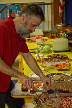 The very best chili around Photos by Don Webb Richard Rodek takes a taste of each of the cakes that were in the competition. It was a tough decision but the Samoa cake took top honors.