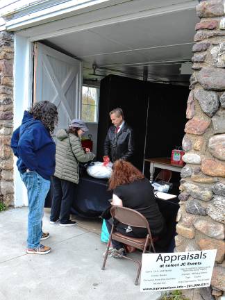 Antiques fair attracts 1,000 Jon Felz of RZM Fine Arts & Antiques gives free appraisals.