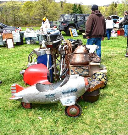 Antiques fair attracts 1,000 Antiques fair attracts 1,000