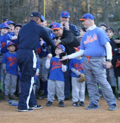 Yankee Willie Randolph kicks off the Little League season Willie Randolph coached the big league Mets and played for them a bit too. Here he visits with their Little League counterparts.