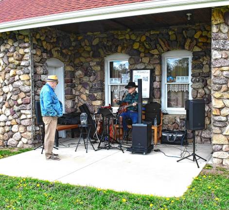 Antiques fair attracts 1,000 George Langberg performs popular tunes from the 1970s to the early 2000s.