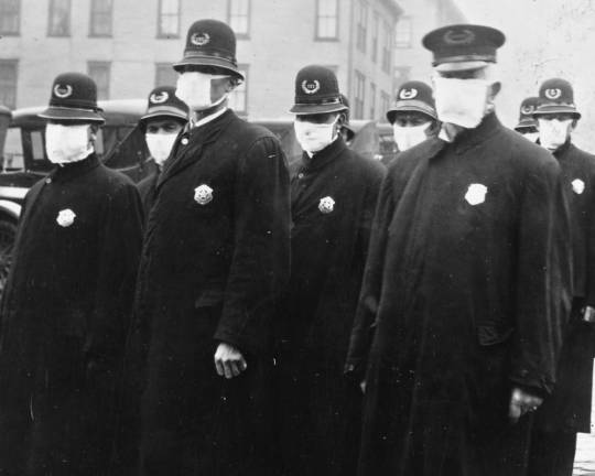 Seattle police wearing masks in December 1918 (Wikipedia Creative Commons)