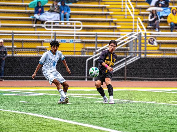 Highlanders win 7 in a row Danny Bauer passes to his teammate.