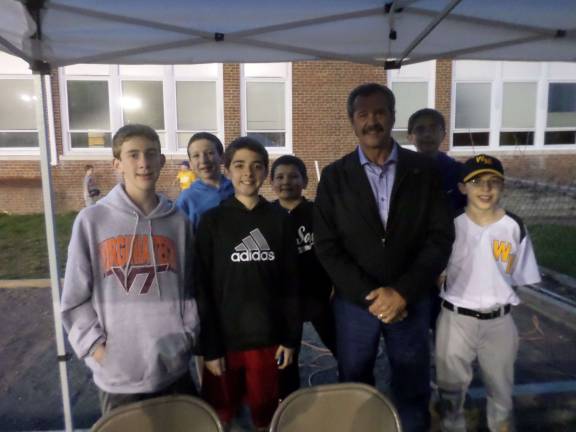 Yankees legend kicks off Little League Yankees legend kicks off Little League