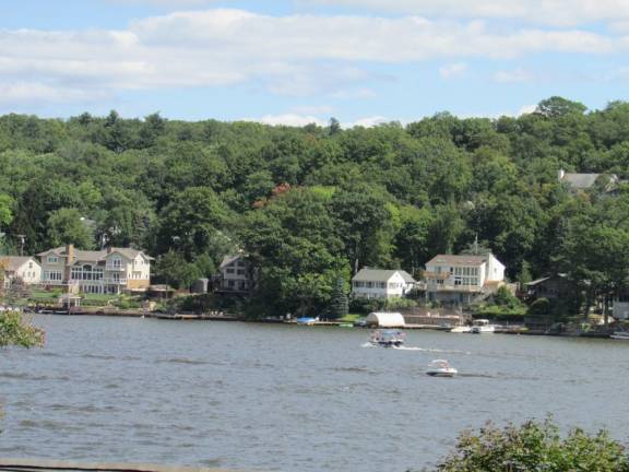 If a proposed West Milford ordinance allowing use of ice retardant systems in the New Jersey section of Greenwood Lake is adopted residents with lakefront homes will have an opportunity to protect docks, piers, bulkheads, catwalks, seawalls and boathouses.