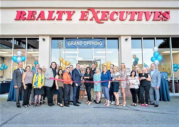 Pictured at the ribbon cutting are Kinnelon Mayor James Freda and Branch Office Manager, and West Milford resident, Vincenza Scanzo, along with KInnelon office associates.