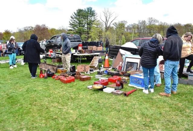 Antiques fair attracts 1,000 Many items are for sale at the JC’s Vintage & Antique Market Fair on Sunday, April 27 at the Wallisch Homestead.