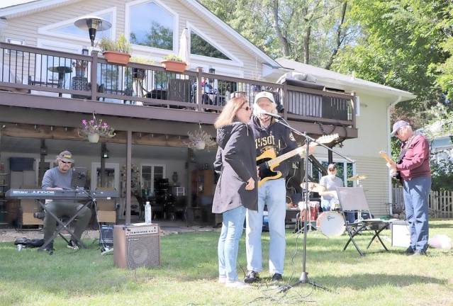 On Sunday, Sept. 20, Kitchell Lake residents were treated to a Pandemic Performance by the “One Eyed Cats,” a New York-based rock-a-billy band, from the backyard of Geoff and Judy Belinfante. Photo provided by Judy Belinfante.