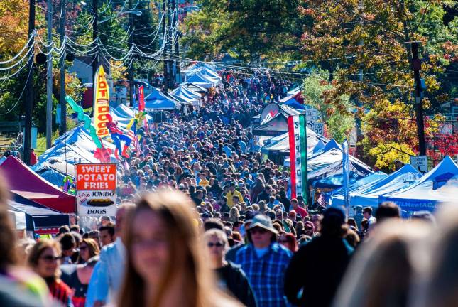 Awesome ALF Photos by Mark Cranston An estimated 18,000 peoople flooded Union Valley Road throughout the day Saturday for what has to be one of the most pleasant Autumn Lights Festivals ever.