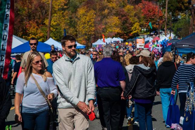 Awesome ALF The crowd was large throughout the day. And why not - the weather was absolutely perfect. A great day to walk, shop, eat, listen to music.