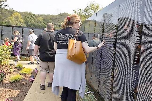 The Moving Wall in Wantage (Photo by Robert G. Breese)