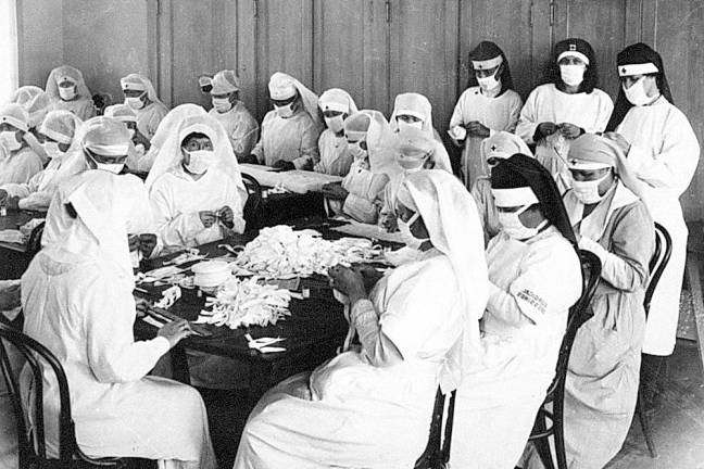 Volunteer caregivers from the American Red Cross during the Spanish Flu epidemic (1918). (CO0-Creative Commons)