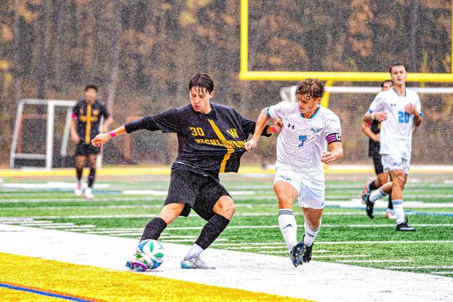 Highlanders win 7 in a row HI2 Danny Bauer moves up the field.