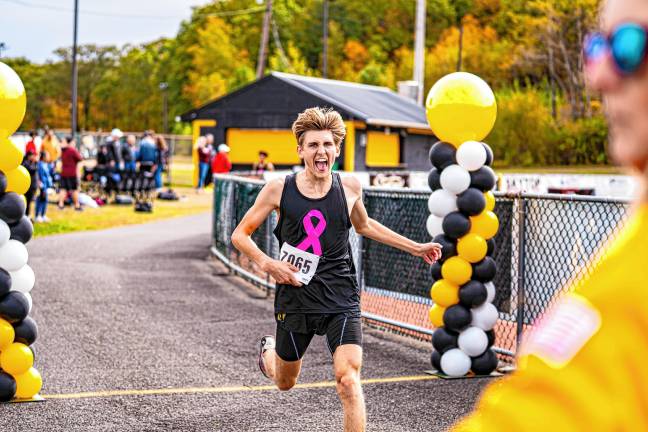 Highlanders win 7 in a row Brody Scully crosses the finish line Saturday, Oct. 11.