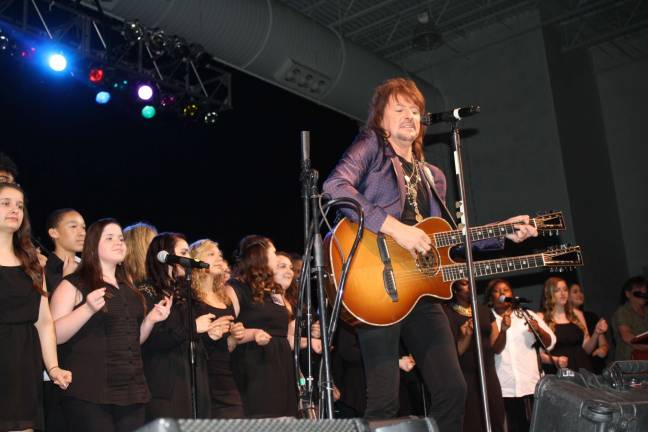 The Journey continues Sambora performs for the crowd, with the Manchester High School Choir singing back up.
