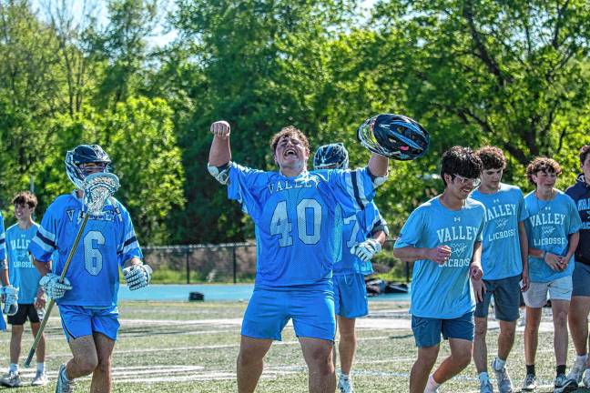 Sports roundup: Highlanders lose in county final Wayne Valley players celebrate their win.