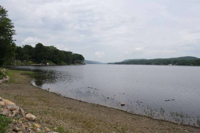 Greenwood Lake remains shallow after winter drawdown Photo by Linda Smith Hancharick From Browns Point, the level of the lake is still low after the drawdown this past winter. A lack of snow through the winter and not much rain this spring has caused the lake to remain shallow in parts.