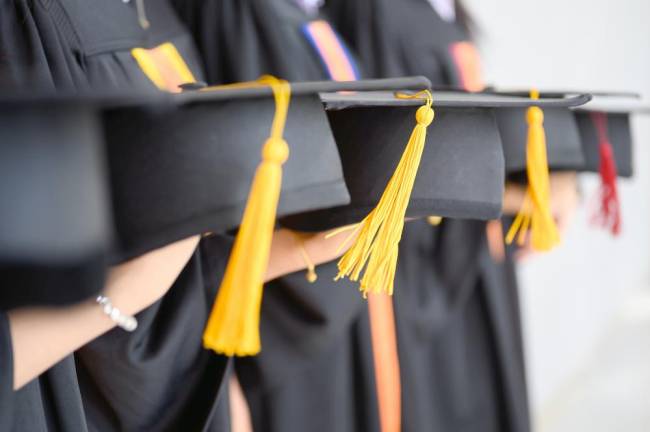 The graduating student group wore a black hat, black hat, at the graduation ceremony at the university.