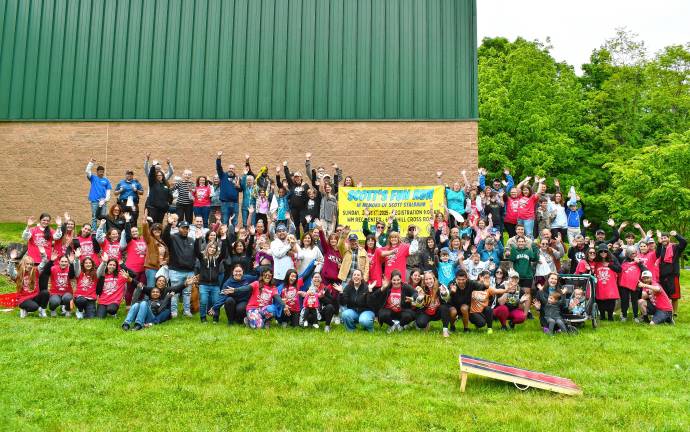 Photos: Scott’s Fun Run Participants pose for a photo before the run begins.