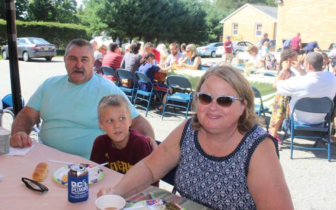 St. Joseph Church welcomes new priest at annual parish picnic The Niechwadowicz family enjoyed the picnic.