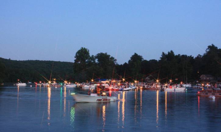 Celebrating the USA Photos by Ginny Raue The Upper Greenwood Lake annual Fourth of July fireworks display brought out the lake's residents for a night of fun on the water. The boats themselves made for a great sight, with their lights glistening and reflecting on the water. The almost full moon was the perfect backdrop for the fireworks. For more photos, go to westmilfordmessenger.com.