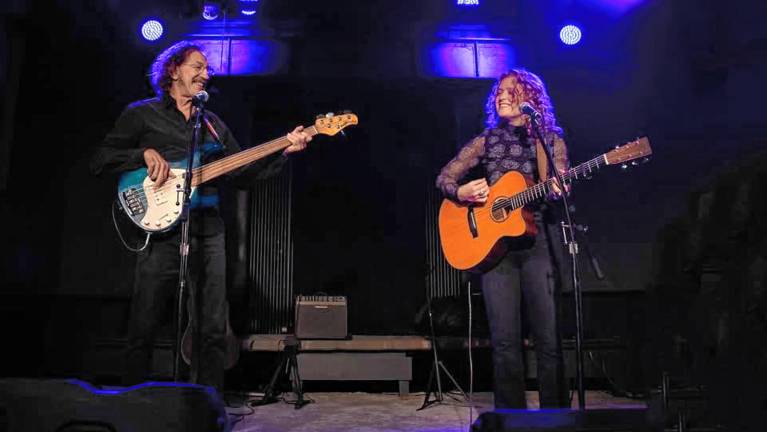Country, nostalgia on local stages Folk duo Alice Howe & Freebo play Thursday evening at Cove Castle Restaurant in Greenwood Lake, N.Y. (Photo by Jim Shea)