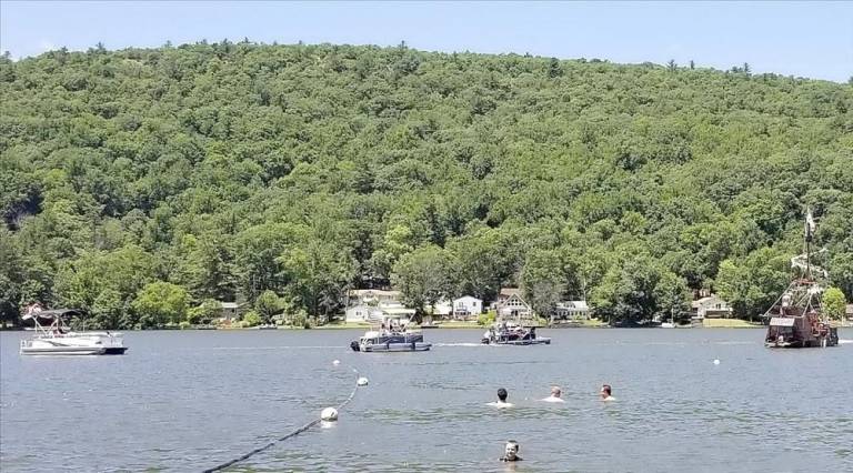 Pinecliff Lake boat parade, July 4, 2022.