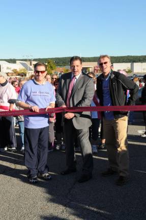 Saint Clare’s President and CEO Leslie D. Hirsch, Rockaway Mayor Michael Dachisen and Saint Clare’s Foundation Executive Director Jeffrey Lamie cut the ribbon to begin the 2012 Saint Clare’s Walk for Breast Cancer Awareness.