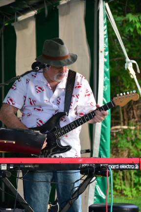 On guitar, keyboards and singing is Glenn Taylor.