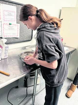 Sara Szarek mixes ingredients.