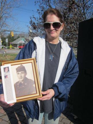Sharon Bartholonewof Hewitthonoredherfather, Ken Kearney, whopassedaway earlier this year. Shewascarryinghispictureandwearinghismilitary (dog) tags.
