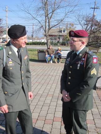 Retired Sgt. 1st Class Ben Beek, left,andactiveduty Sgt. Artie RhinesmithtalkaboutservingtheU.S. Army.