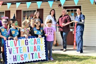 Dr. Kristie Steele and Mayor Michele Dale during the ribbon-cutting ceremony for Loving Care Veterinary Hospital.