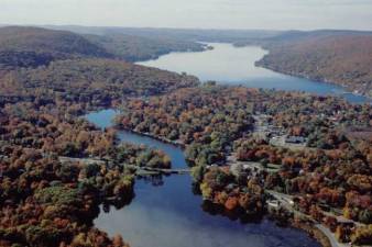Greenwood Lake being treated with herbicides