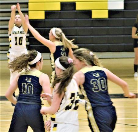 Lady Highlanders drop home game to Indian Hills, 42-32