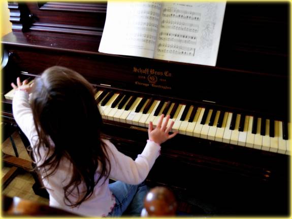 Little Esme playing the piano!