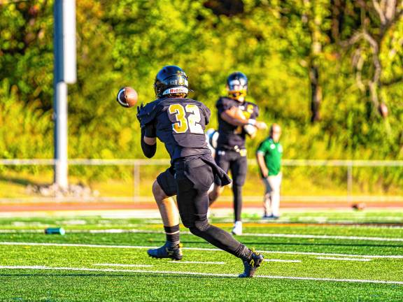 Mason Laneve receives a pass from Aydin Deane.