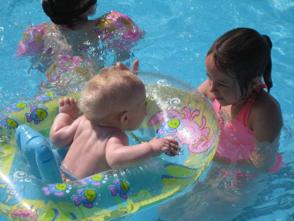 How and why to encourage your toddler to take the swimming pool plunge