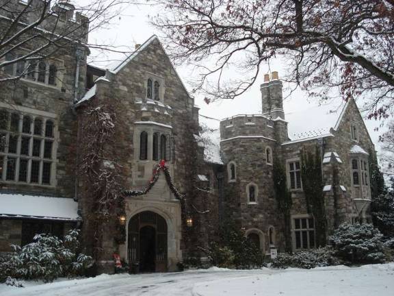 Storytelling in Skylands Manor tours