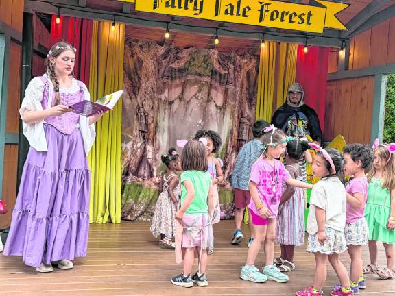 Children come on stage during a performance.