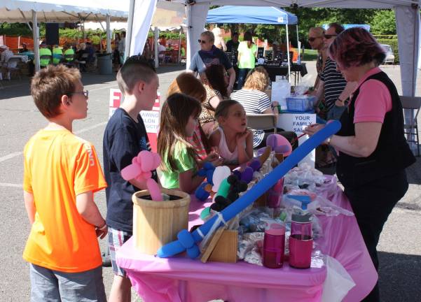 Kids enjoyed the balloon creations on Sunday afternoon. Photo by Ginny Raue