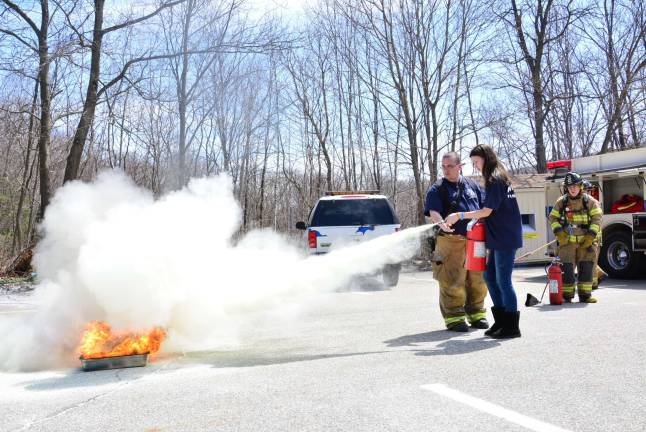 Photos by June Anderson The volunteers showed the correct way to put out a grease fire.