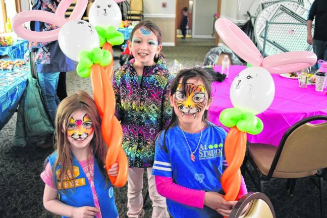 The April Fool’s Family Fun Day on Saturday, April 6 at the Upper Greenwood Lake Clubhouse featured face painting and balloon creations. (Photos by Rich Adamonis)