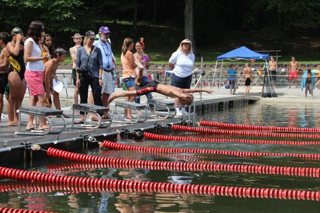 What form! Joe Sarcona dives into the pool for one of his races.