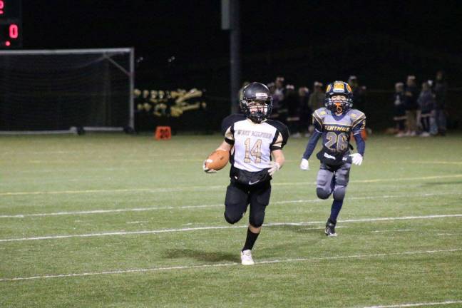 Griffin Buntzen runs with the ball.