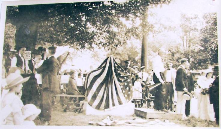 Participants of the 1921 Independence Day celebration await the unveiling of a memorial honoring World War I veterans.