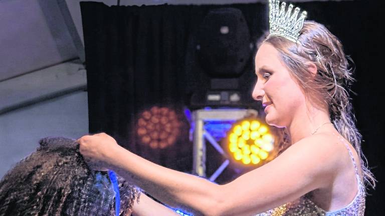 <b>2025 Queen Sophie Schaeffner awards the People’s Choice winner, Miss Vernon Evelyn Bernard.</b>